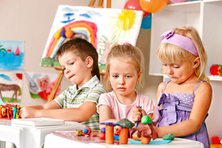niños jugando con plastilina